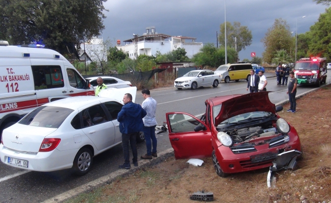 Kontrolden çıkan otomobil 2 araca çarptı: 4 yaralı