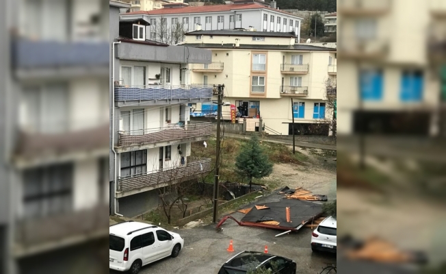 Şiddetli esen rüzgar reklam panolarını devirdi, çatıları uçurdu