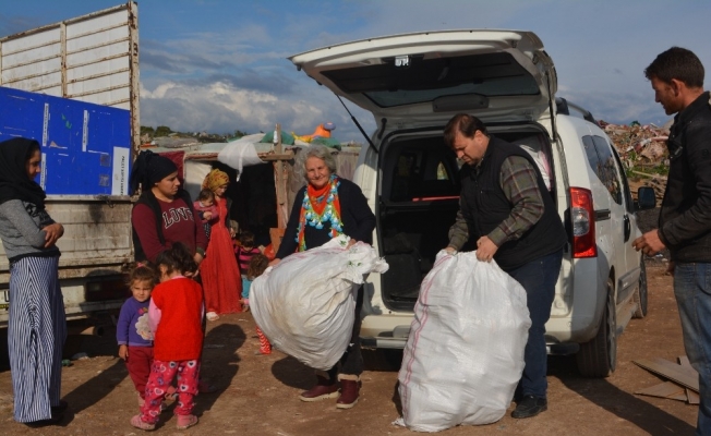 Barakalarda yaşayan çocukları unutmadılar
