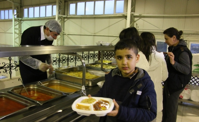 TSK, Elazığ’da kışlayı depremzedelere açtı