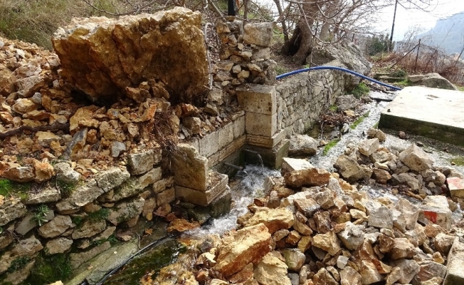 700 yıllık çeşmenin üzerine kaya düştü