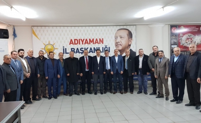 AK Parti heyeti muhtarlarla bir araya geldi