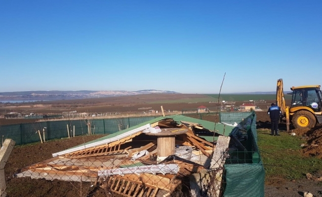 Büyükçekmece Gölü çevresinde 10 kaçak yapı yıkıldı