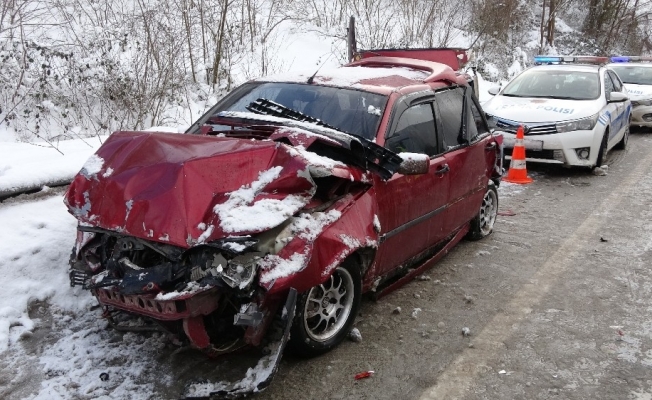 Buzlu yolda zincirleme trafik kazası: 6 yaralı