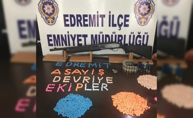 Edremit’te araçtan pompalı tüfek ve uyuşturucu çıktı