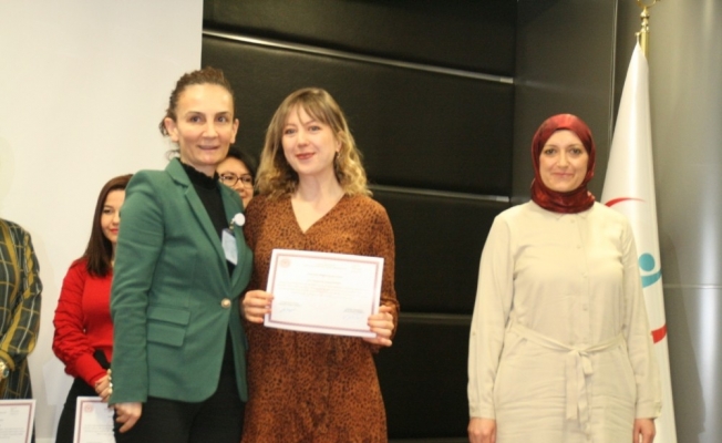 Eğitimlerini tamamlayan hemşireler sertifikalarını aldı