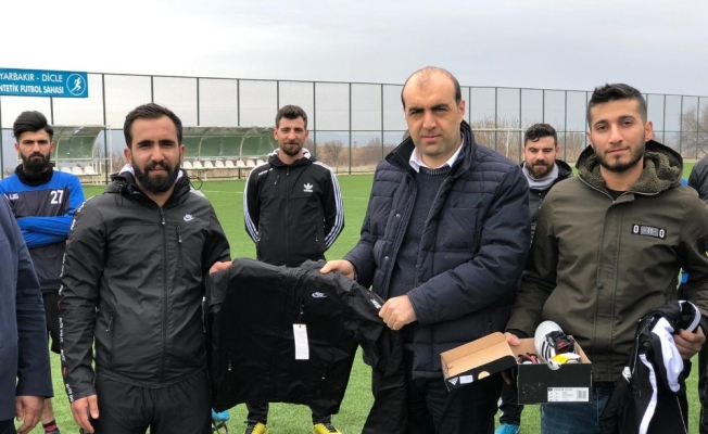 Kaymakam Demirçin’den Dicle Gençlikspor’a malzeme yardımı