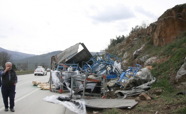 Oto camı yüklü tır devrildi, şehirlerarası yolda uzun araç kuyrukları oluştu