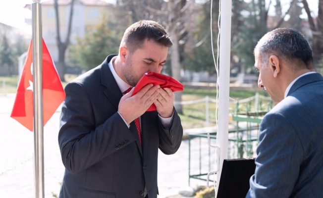 Şehit kabirlerindeki Türk bayrakları yenilendi