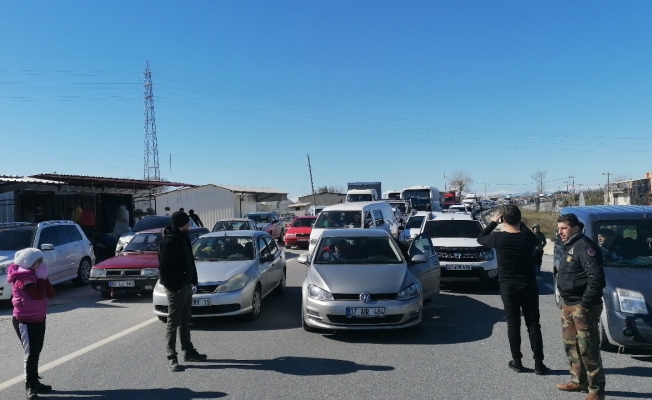 Yarış güzergahında kapanan yol sebebiyle 1 saat bekleyen araçlar uzun kuyruklar oluşturdu