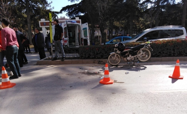 Yayalara motosiklet çarptı: 2 yaralı
