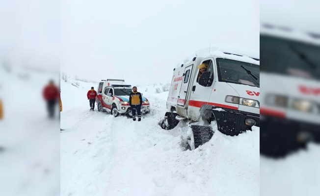 Yolda kalan paletli ambulansı karı elleriyle kazarak çıkardılar