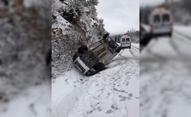 Yoldan çıkan hafif ticari araç takla attı: 1 yaralı