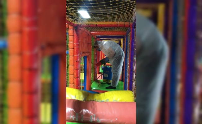 Alışveriş merkezindeki oyun alanları dezenfekte edildi