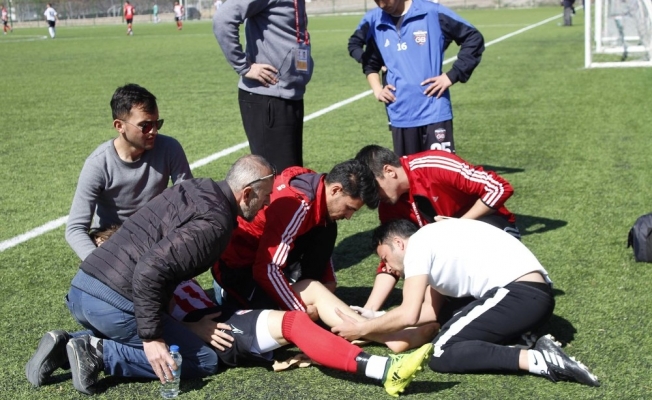 Ayağı kırılan futbolcu, sedye olmadığı için kucakta taşındı
