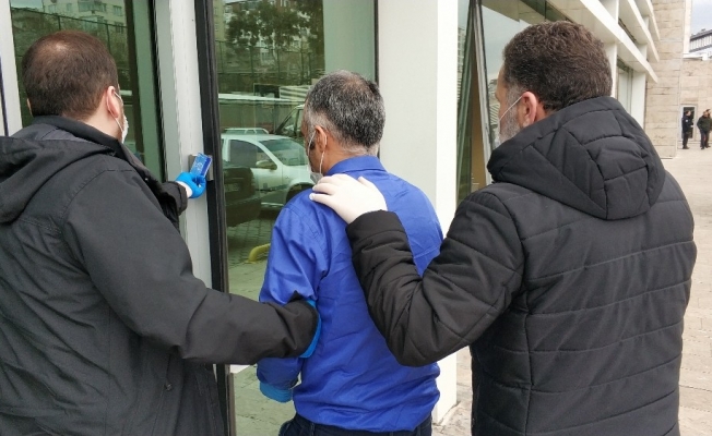 Babasını bıçakla ağır yaralayan genç hastaneye yatırıldı