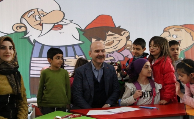 Bakan Soylu, konteyner kentte çocuklarla bir araya geldi