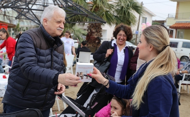 Başkan Deveciler’den kadınlara çiçek ve fular jesti