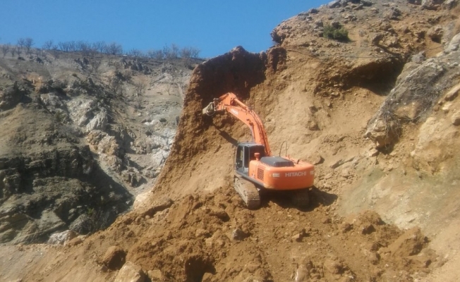 Batman’da heyelan köy yolunu ulaşıma kapattı