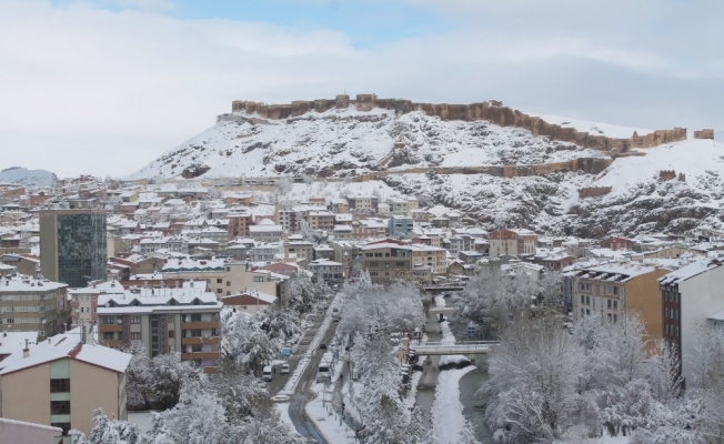 Bayburt’ta ilkbaharda kar yağışı