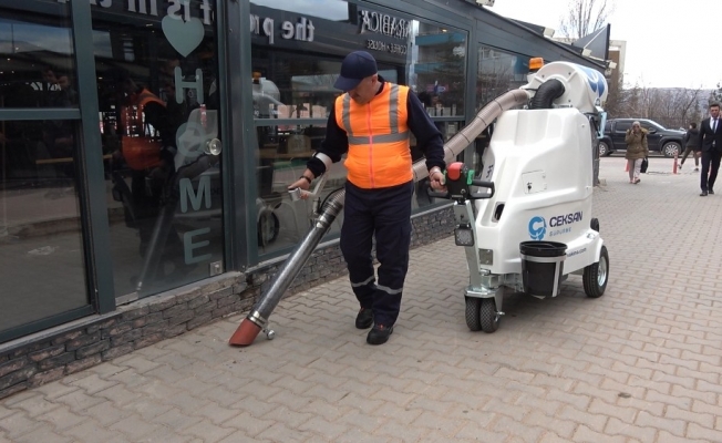 Belediye başkanı işçi kıyafetiyle temizlik yaptı