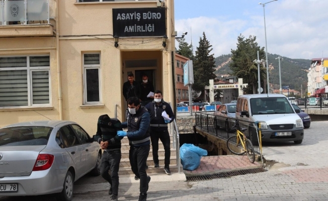 Camiden musluk çalan hırsızlar yakalandı