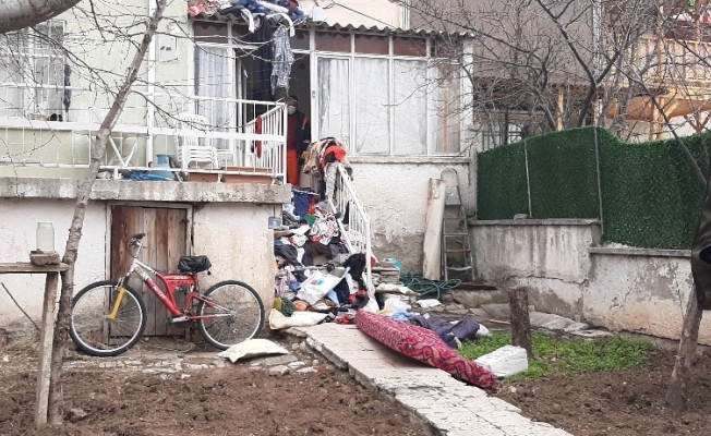 Çorum’da bir evden iki kamyonet çöp çıktı