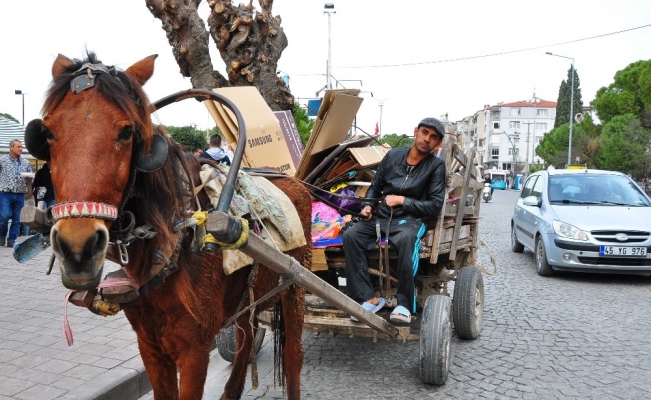 Doğduğundan beri at arabasıyla kağıt topluyor