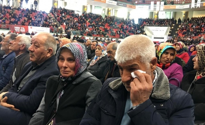 Engelli oğulları adına ev çıkınca gözyaşlarına hakim olamadılar