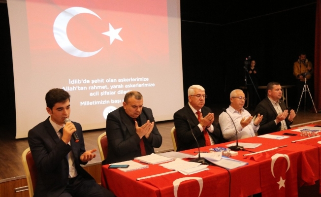 Ergene Belediye Meclisi’nden şehitlere dua, Atatürk anıtına karanfil