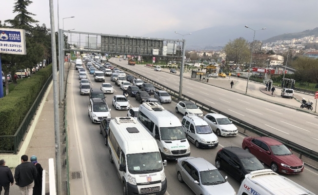 &quot;Evde kal&quot; çağrısına uymayanlar trafiği kilitledi