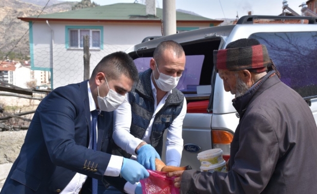 Evinden çıkamayan yaşlılara sıcak yemek