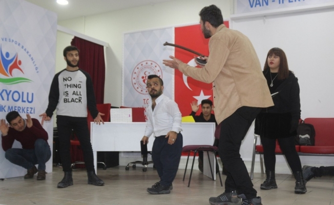 Geleceğin tiyatro oyuncuları Van’da yetişiyor