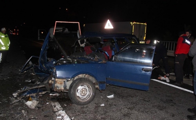 Giresun’da ters yöne giren otomobil tırla çarpıştı