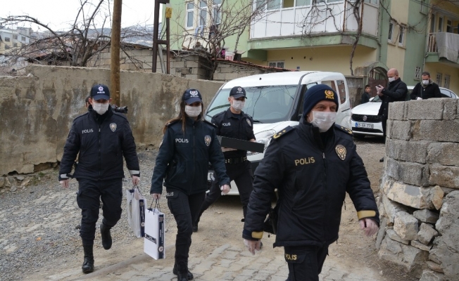 Hakkari polisi uyarmaya devam ediyor