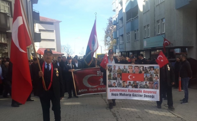 Hopa’da binlerce kişi şehitleri için yürüdü