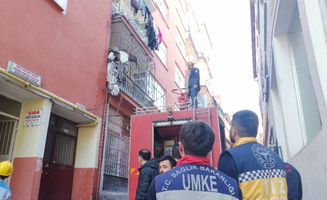 İki bina arasına atılan çöpler yandı