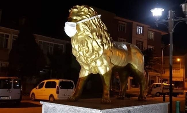 İlçenin sembolü aslan heykeline maske taktılar