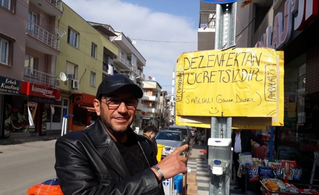 İzmir’de cadde üzerine ücretsiz el dezenfektanı koydular