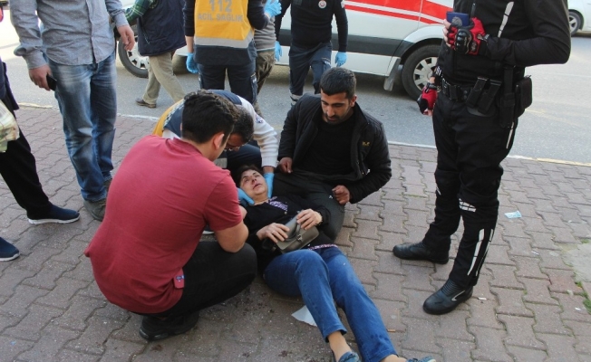 Kaldırımda yürüyen kadına motosiklet çarptı