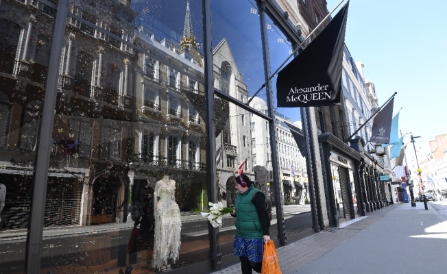 Kapalı mağazalara bakıp geçmekle yetiniyorlar