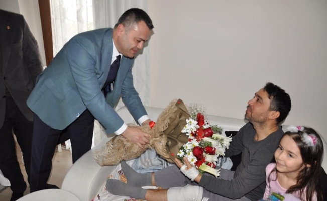 Kaymakam Otcu, yaralı yüzbaşıyı ziyaret etti