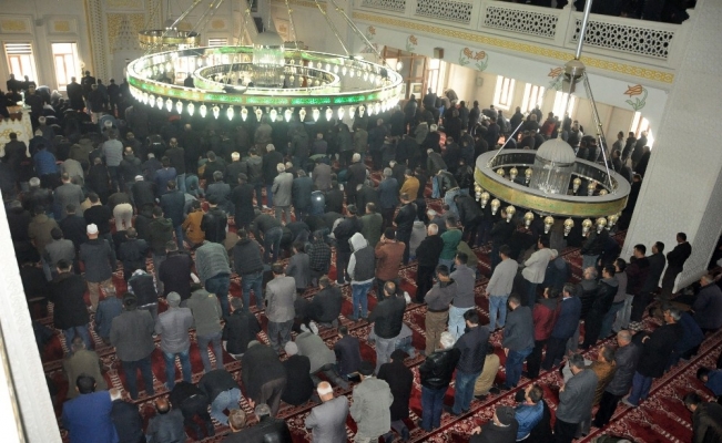 Korona’ya rağmen cuma namazında saflar doldu