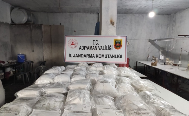 Köyde izinsiz koruyucu maske üreten işletmeye operasyon
