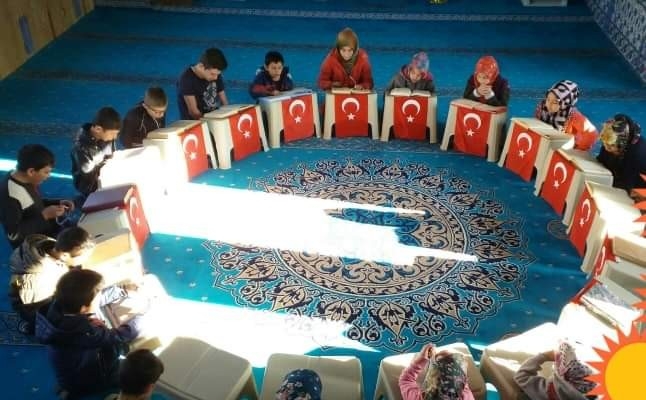 Kur’an-ı Kerim okuyup, Mehmetçiğe dua ediyorlar