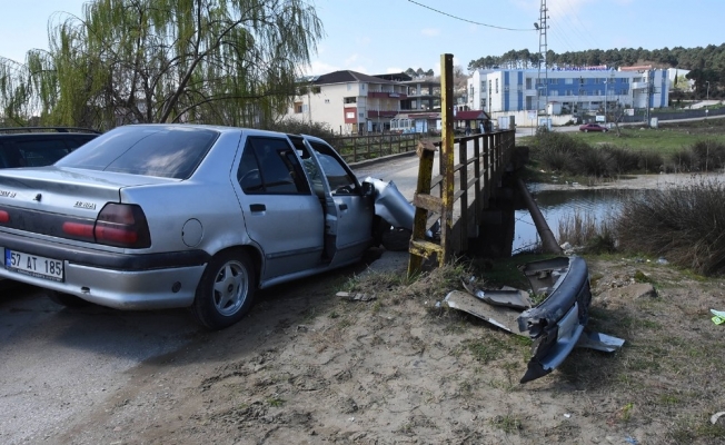Otomobil köprü korkuluklarına çarptı: 2 yaralı