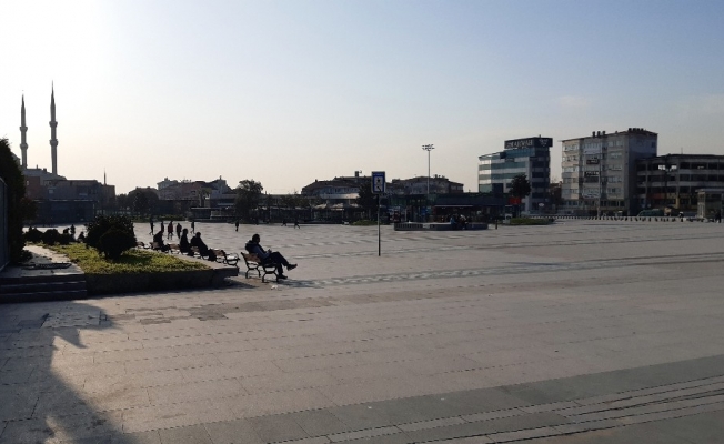 (ÖZEL) İstanbul Adliyesi önündeki banklar boş kalmadı