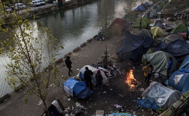 Paris’te yüzlerce düzensiz göçmen Covid-19 salgınının darbesini yaşıyor