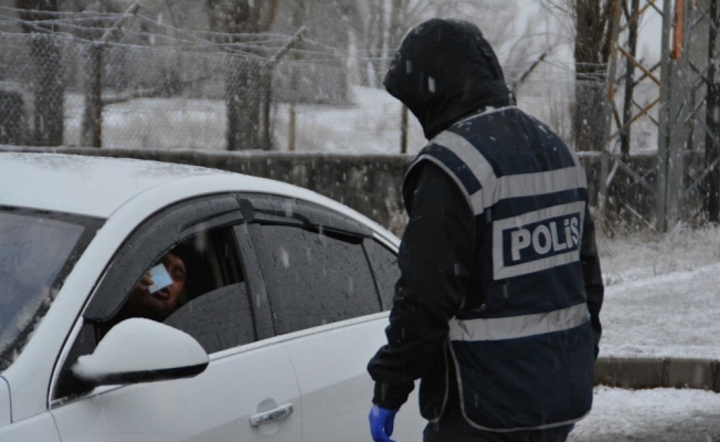 Sarıkamış’ta yoğun kar yağışı altında korona uygulaması