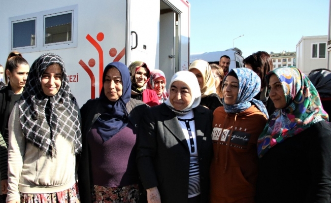 Semiha Yıldırım, Elazığ’da depremzedeleri ziyaret etti